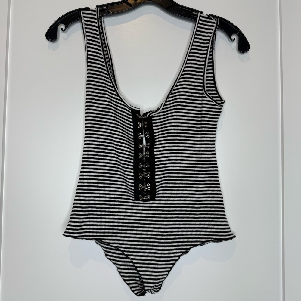 Emma & Sam rayon /spandex bl/white bodysuit medium